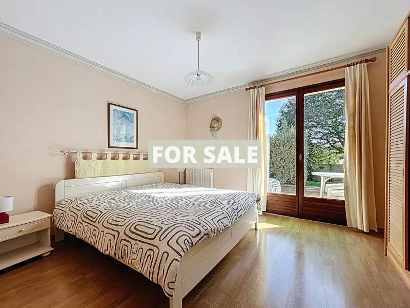 Detached House with Garden by the Coast