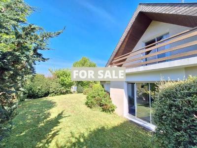 Contemporary Detached House with Garden