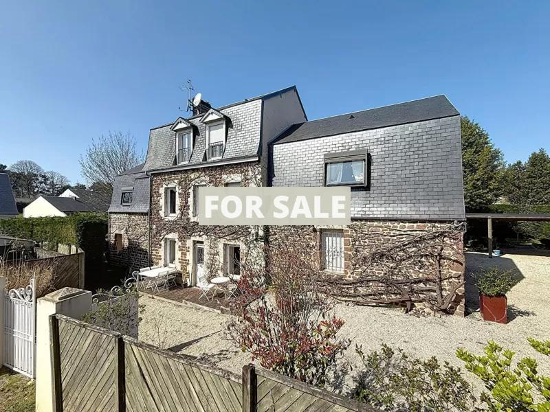 Main Photo of a 5 bedroom  House for sale