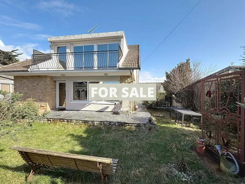 Main Photo of a 4 bedroom  House for sale