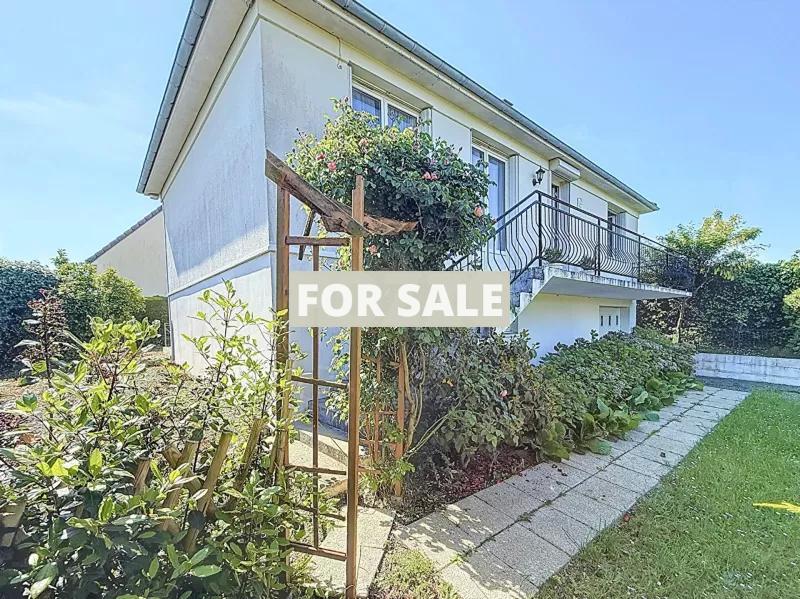 Detached House with Garden by the Coast
