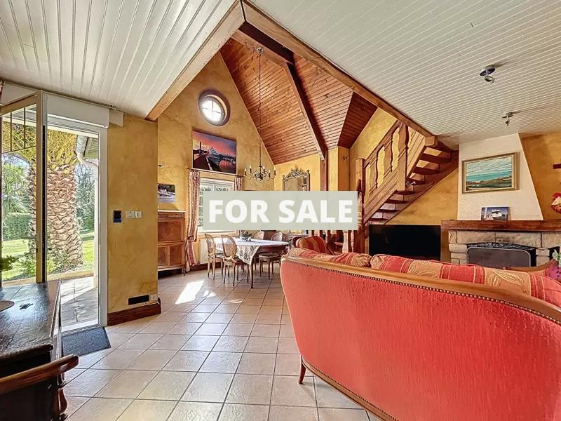 Detached House with Home Cinema and LovelyGarden