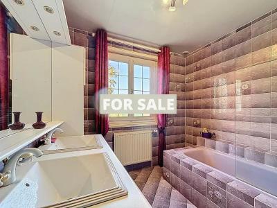 Detached House with Home Cinema and LovelyGarden