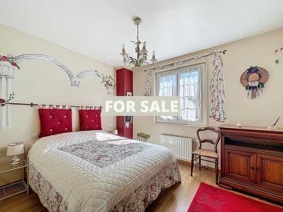 Detached House with Home Cinema and LovelyGarden