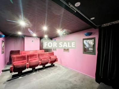 Detached House with Home Cinema and LovelyGarden