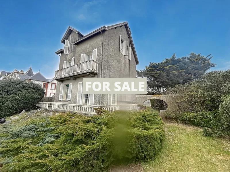 Main Photo of a 6 bedroom  House for sale