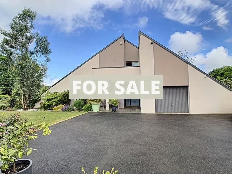 Main Photo of a 5 bedroom  House for sale