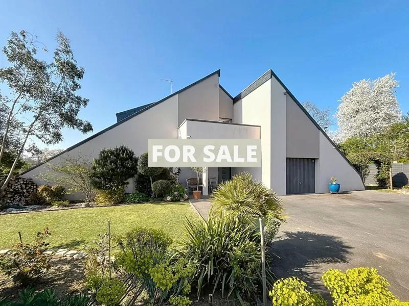 Main Photo of a 5 bedroom  House for sale