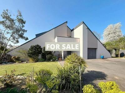 Contemporary Detached House with Garden