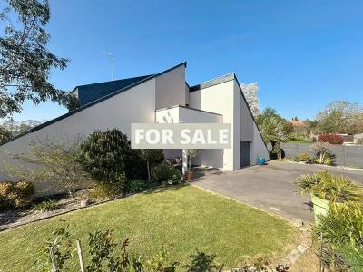 Contemporary Detached House with Garden