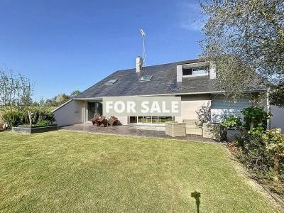 Contemporary Detached House with Garden