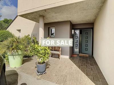 Contemporary Detached House with Garden