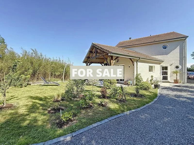 Main Photo of a 4 bedroom  House for sale