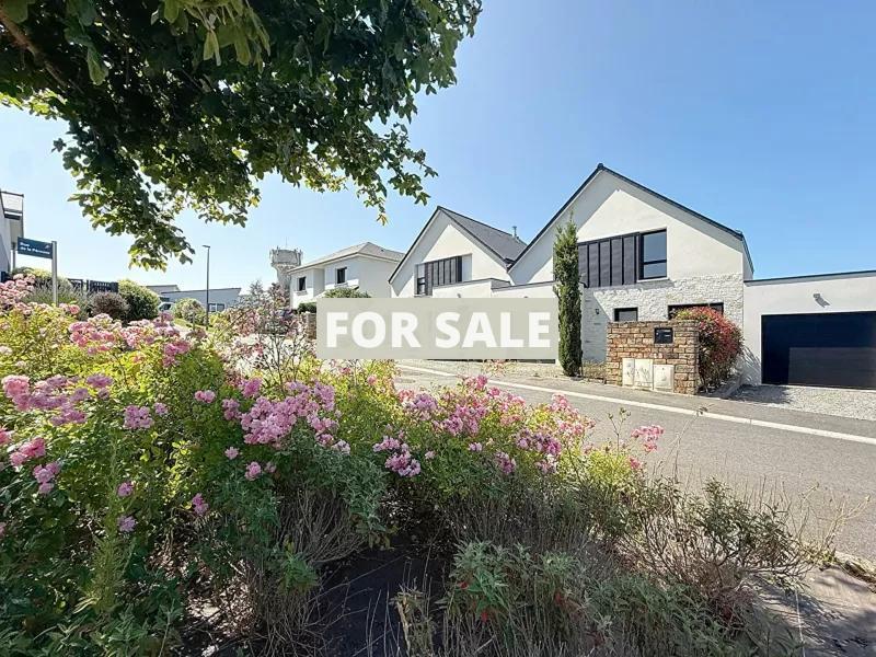 Detached House with Garden by the Coast