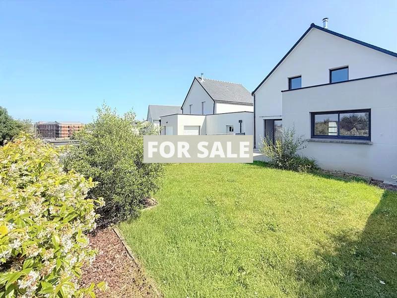 Detached House with Garden by the Coast