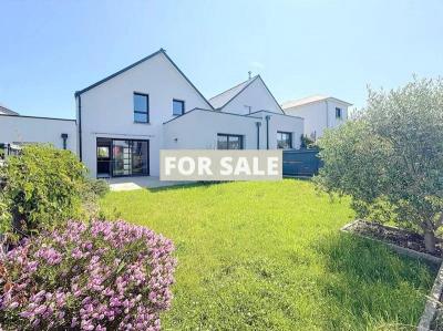 Detached House with Garden by the Coast