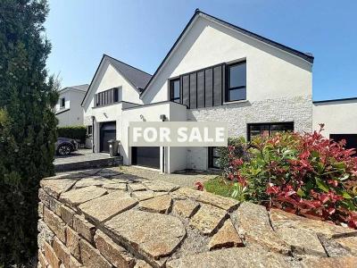 Detached House with Garden by the Coast