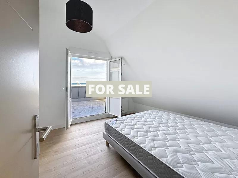 Contemporary House in Coastal Location with Sea View