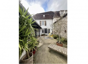 Stylish Town House With Spacious Courtyard