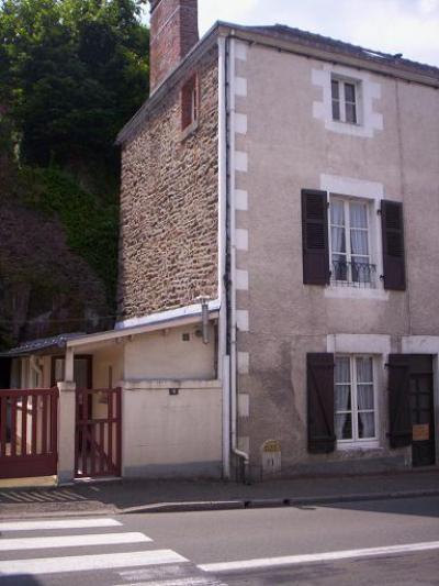 SLD02463 - Under Offer with Cle France