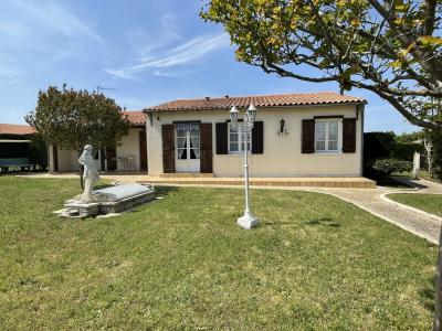 Detached House with Garden and Outbuilding