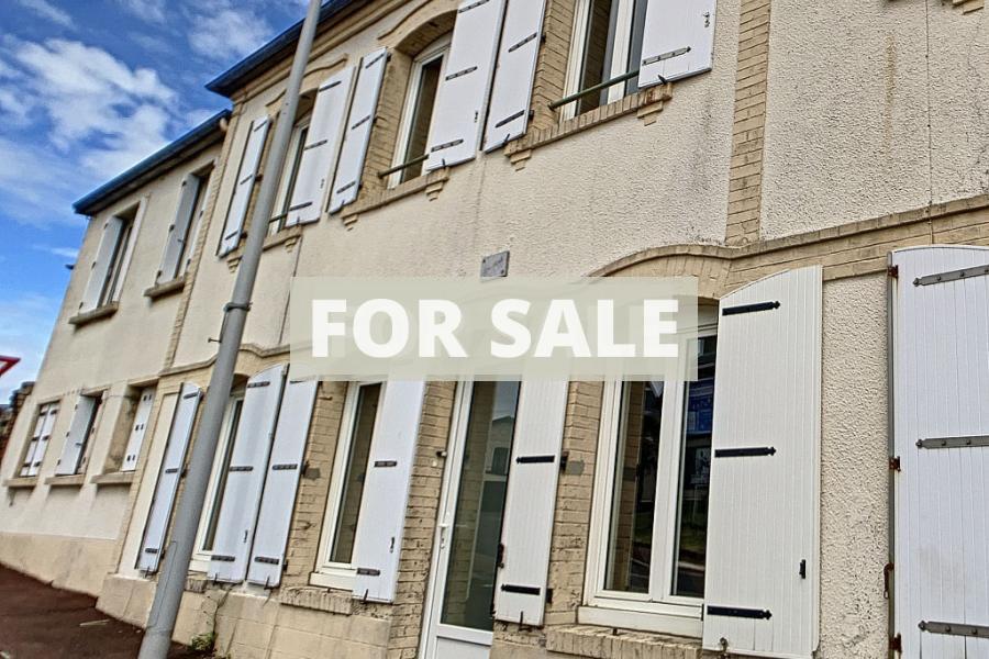 Main Photo of a 5 bedroom  Town House for sale