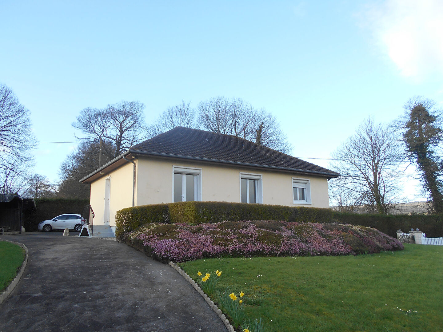 Main Photo of a 3 bedroom  House for sale