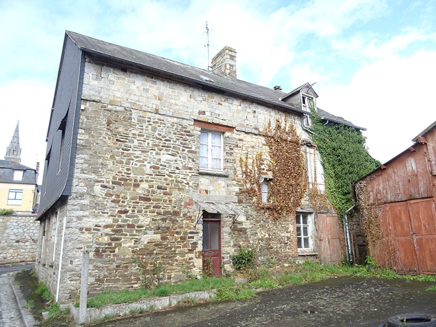 Main Photo of a 3 bedroom  Cottage for sale