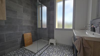 Magnificent House with Swimming Pool and Garage