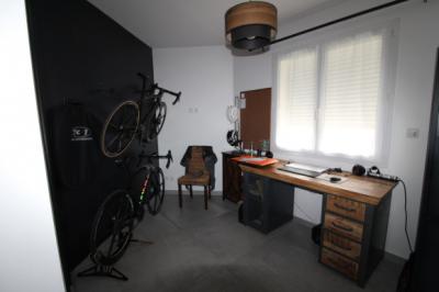 Contemporary Detached House with Swimming Pool