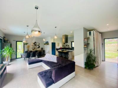 Detached Villa with Landscaped Garden