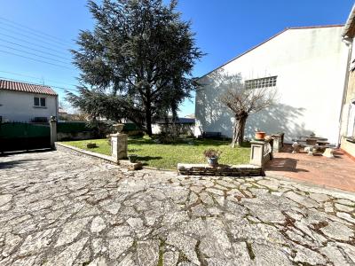 Lovely House with Pool in Garden plus Garage