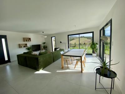 Magnificent Villa With Garage And Garden