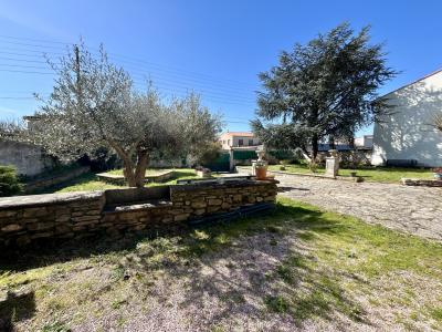 Lovely House with Pool in Garden plus Garage
