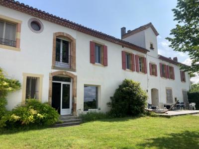 Property in Wooded Park of 2 Hectares with Outbuilding, Water Sources And Lake