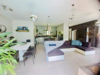 Detached Villa with Landscaped Garden