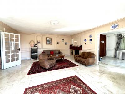 Lovely House with Pool in Garden plus Garage