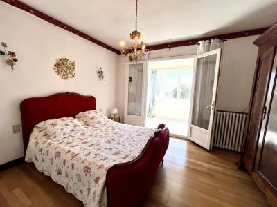 Lovely House with Pool in Garden plus Garage