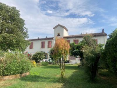 Property in Wooded Park of 2 Hectares with Outbuilding, Water Sources And Lake