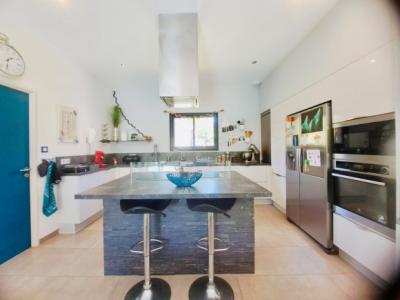 Detached Villa with Landscaped Garden
