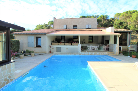 Main Photo of a 5 bedroom  Villa for sale