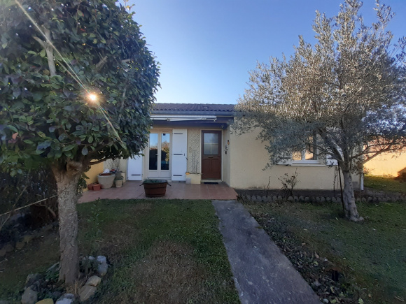 Main Photo of a 3 bedroom  Villa for sale