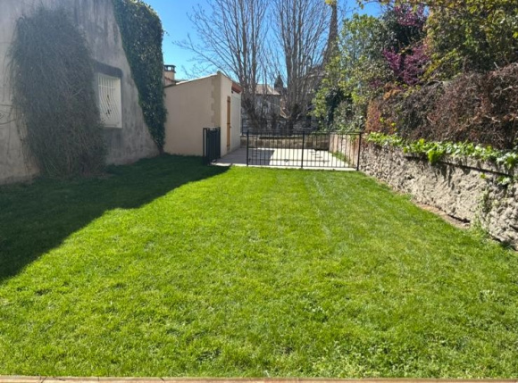 Town House With Pool And Garage