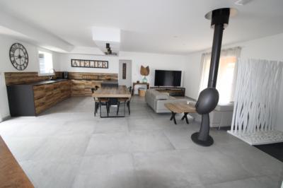 Contemporary Detached House with Swimming Pool