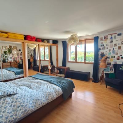 Single-Story Villa with Swimming Pool and Garage