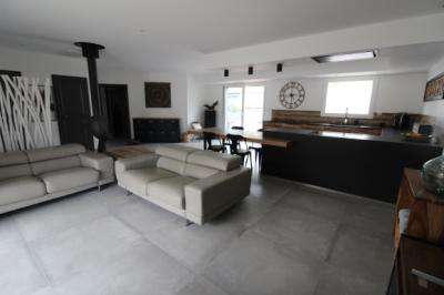 Contemporary Detached House with Swimming Pool