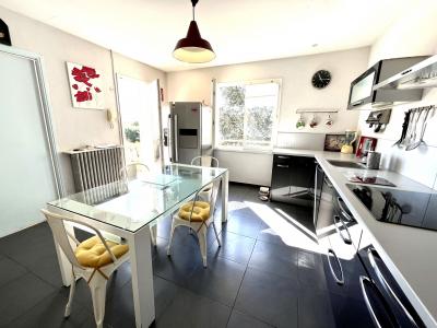 Lovely House with Pool in Garden plus Garage