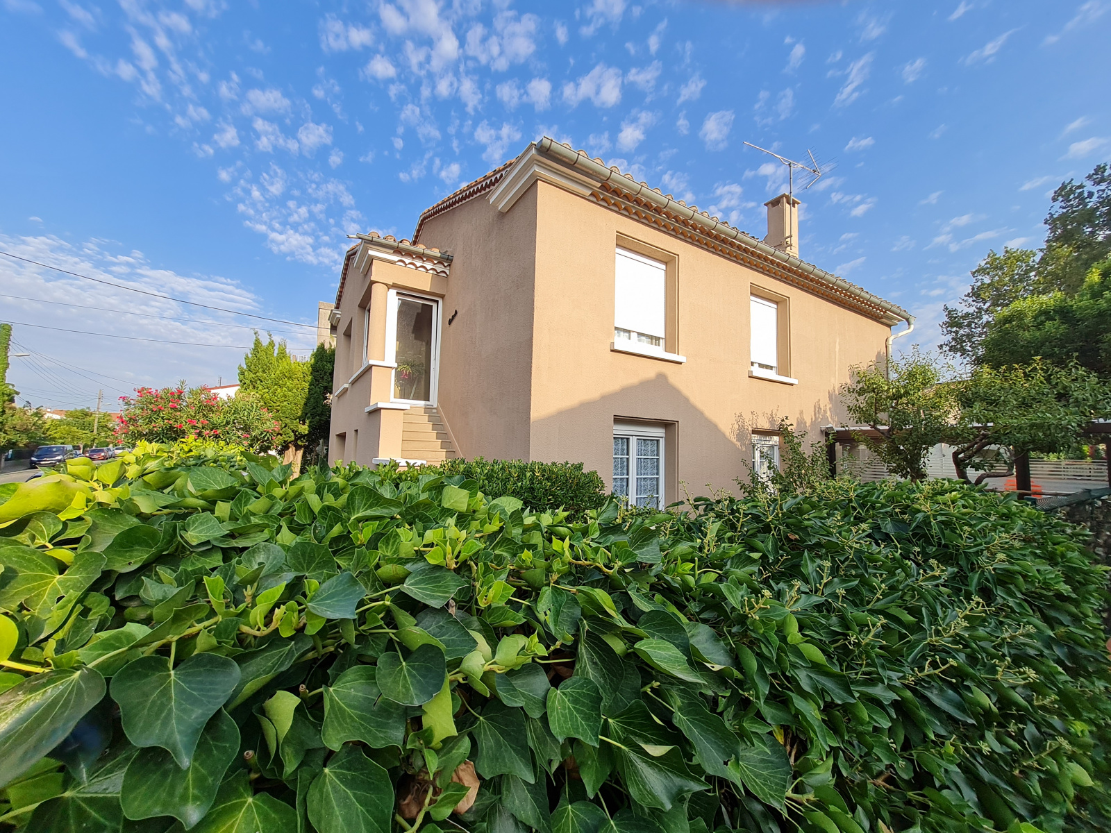 Main Photo of a 5 bedroom  Villa for sale