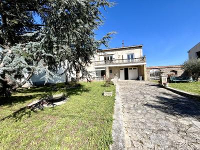 Lovely House with Pool in Garden plus Garage