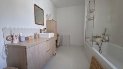 Magnificent House with Swimming Pool and Garage